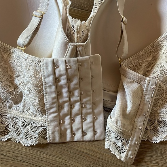 Leonisa Luxe Lace Underwire Smoothing Bustier Size 36B Nude - Picture 7 of 10